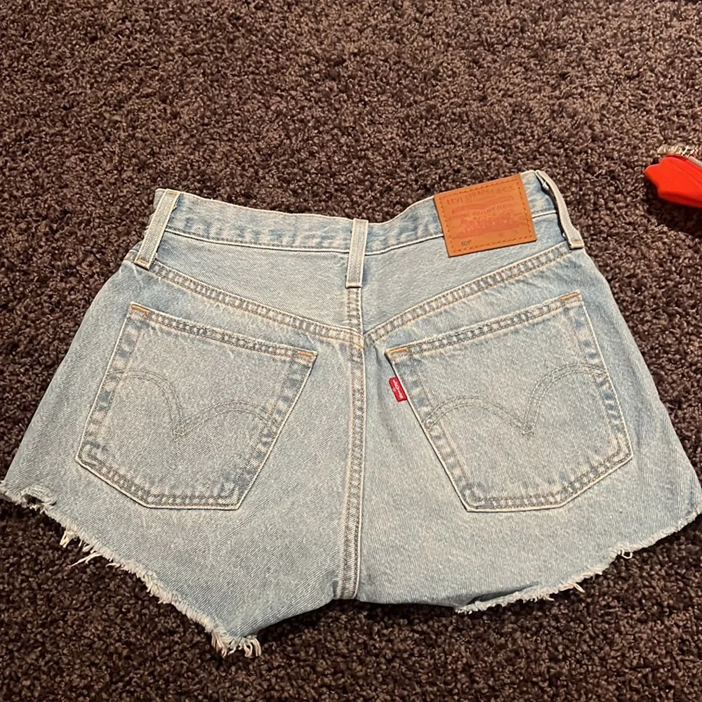 Worn ONCE, Levi's distressed blue denim shorts - Picture 3 of 4